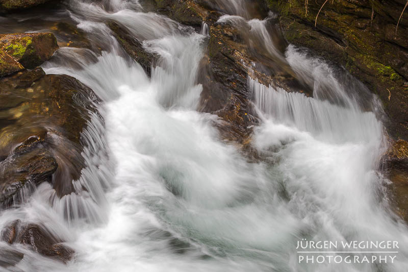 Rauschendes Wasser in der Talbachklamm mit langer Belichtungszeit
