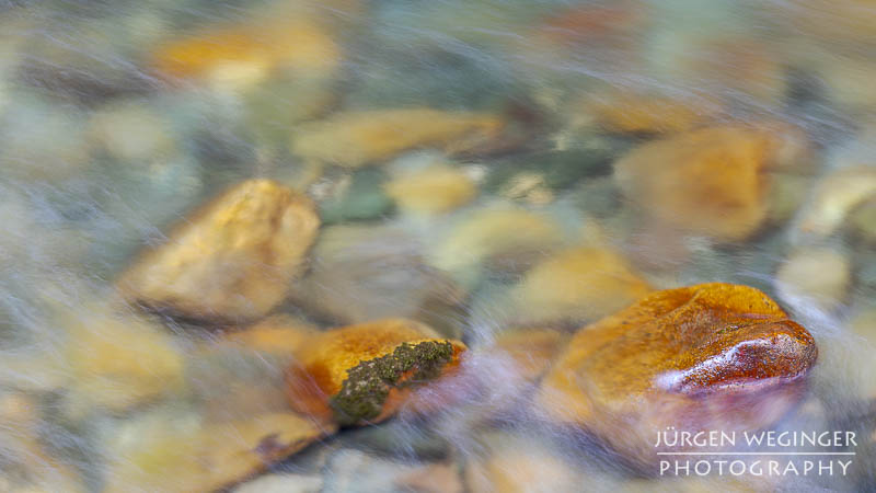 Detailaufnahme eines Flusses in der Talbachklamm

