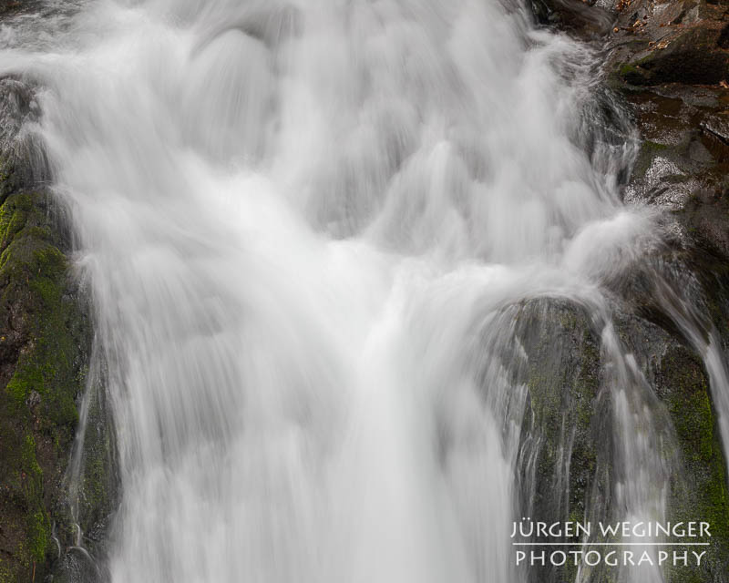 Rauschendes Wasser in der Talbachklamm mit langer Belichtungszeit
