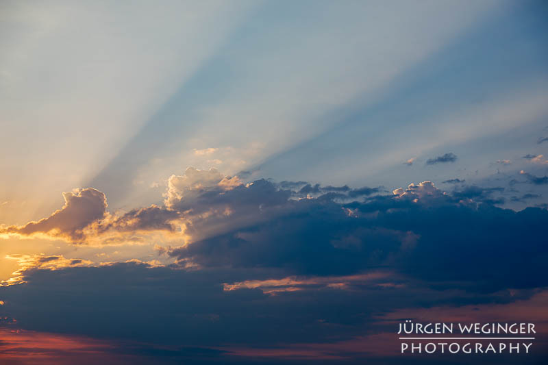 Sonnenlicht zwischen dunklen Wolken am frühen Morgen