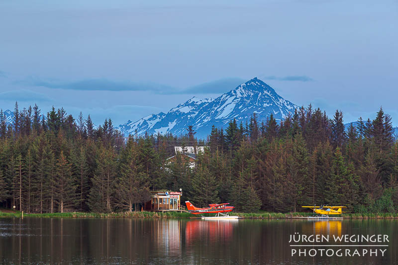 Beluga Lake bei Homer mit Berg und Spiegelung im Abendlicht
