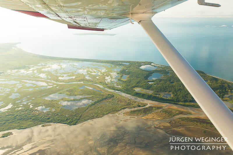 Blick aus einem Kleinflugzeug über das Cook Inlet in Alaska