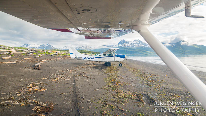 Kleinflugzeug am Strand von Hallo Bay im Katmai Nationalpark