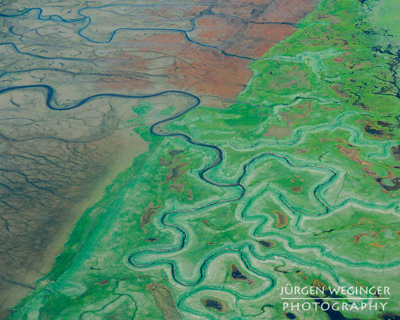 Abstrakte Luftaufnahme von Flussläufen am Cook Inlet in Alaska