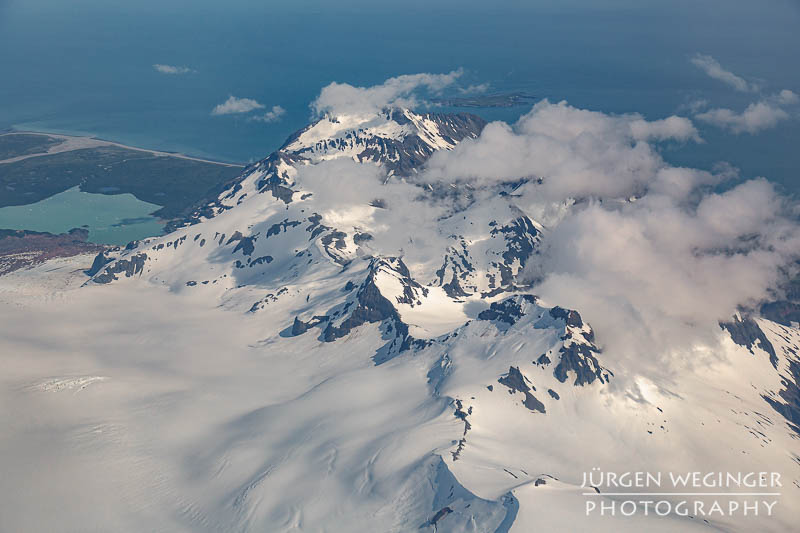1. Luftaufnahme der schneebedeckten Aleutian Range in Alaska