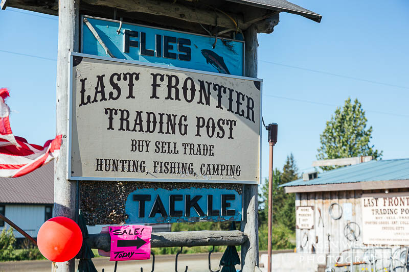 Schild des Last Frontier Trading Post in Alaska