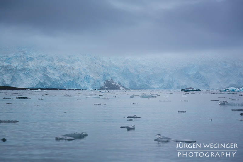 Kajakfahrer vor dem Aialik Glacier in Alaska