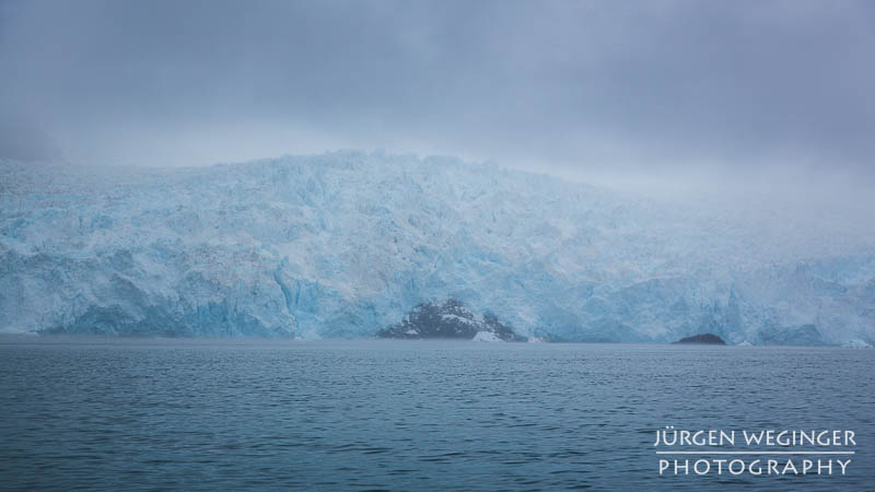 Blaues Eis des Aialik Glacier in der Aialik Bay