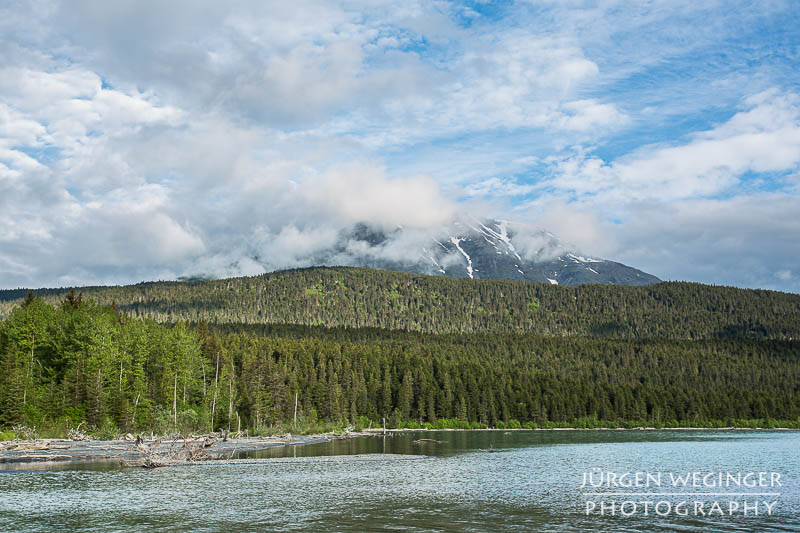 Kenai Lake bei Seward mit Wolken über den Bergen