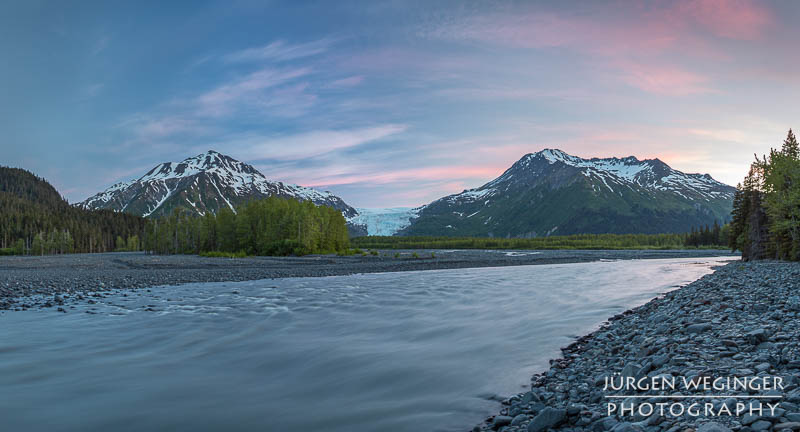 Exit Glacier mit Bergen und Flusslandschaft im Kenai Fjords Nationalpark