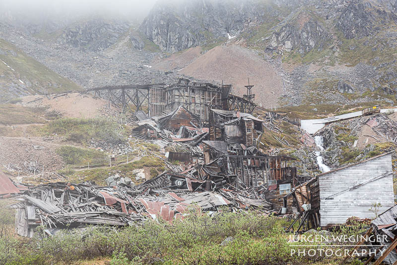 Historische Gebäude der Independence Mine in den Bergen von Alaska