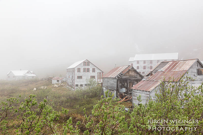 Independence Mine State Historical Park im Nebel am Hatcher Pass