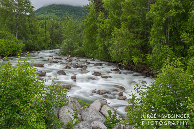 Little Susitna River in grüner Landschaft am Hatcher Pass