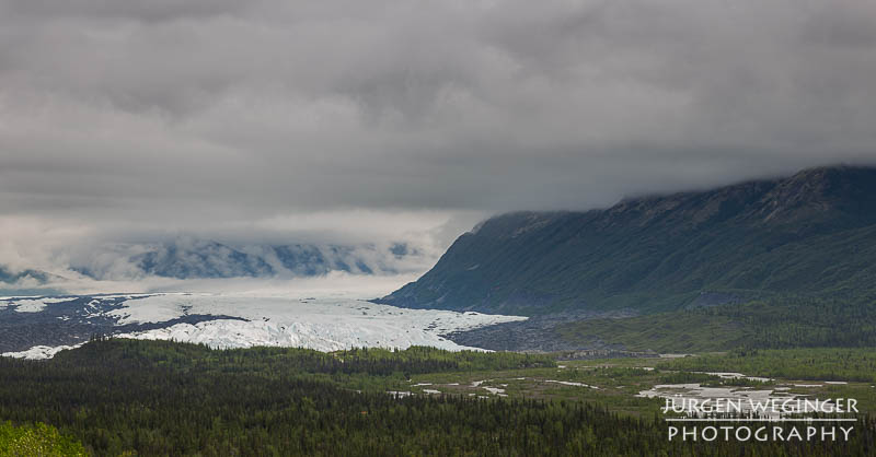 Matanuska Glacier unter tiefen Wolken in Alaska