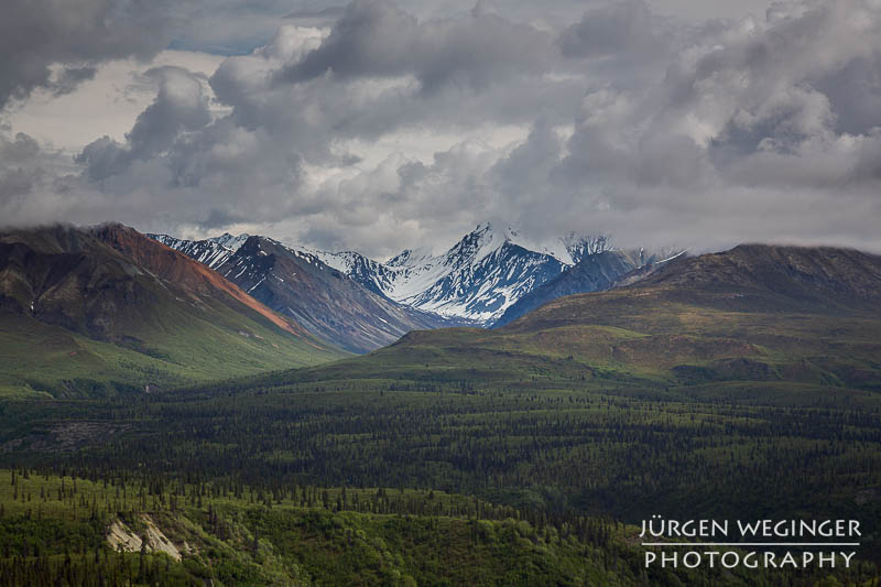 Wolken über den Chugach Mountains am Glenn Highway in Alaska