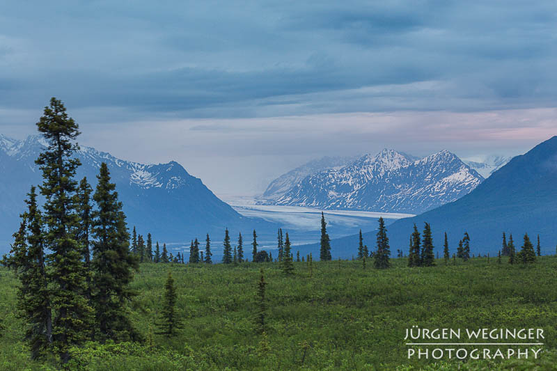 Abendstimmung an den Chugach Mountains entlang des Glenn Highway in Alaska