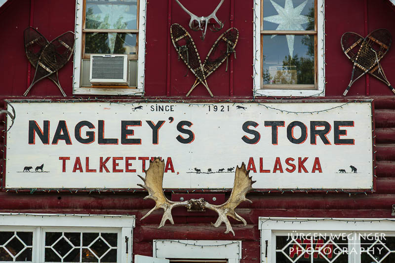 Historisches Schild von Nagley’s Store in Talkeetna, Alaska