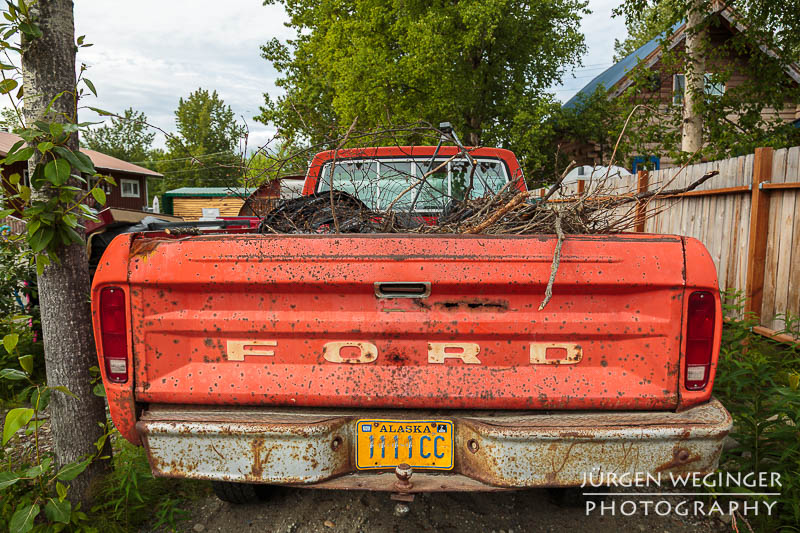 Roter alter Ford Pickup Truck in Talkeetna, Alaska
