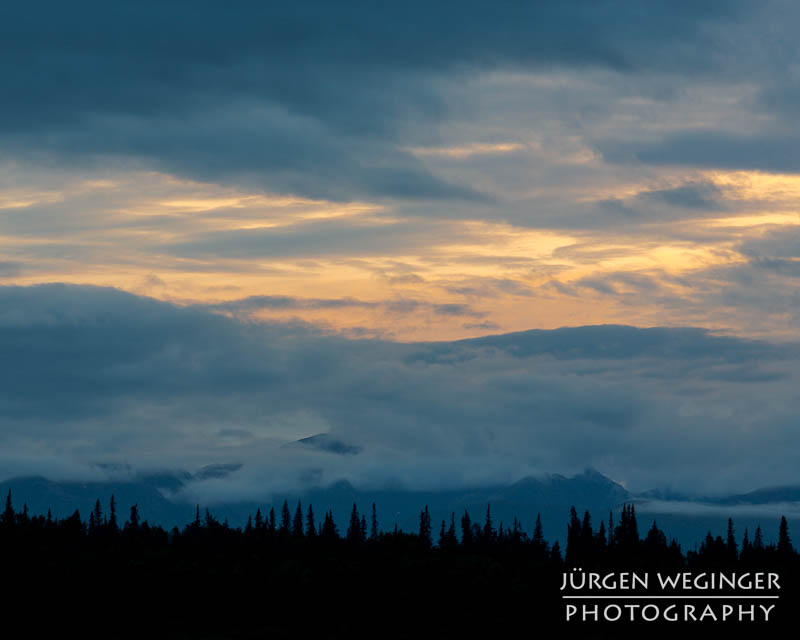 Bewölkter Sonnenuntergang über der Alaskan Range in Talkeetna