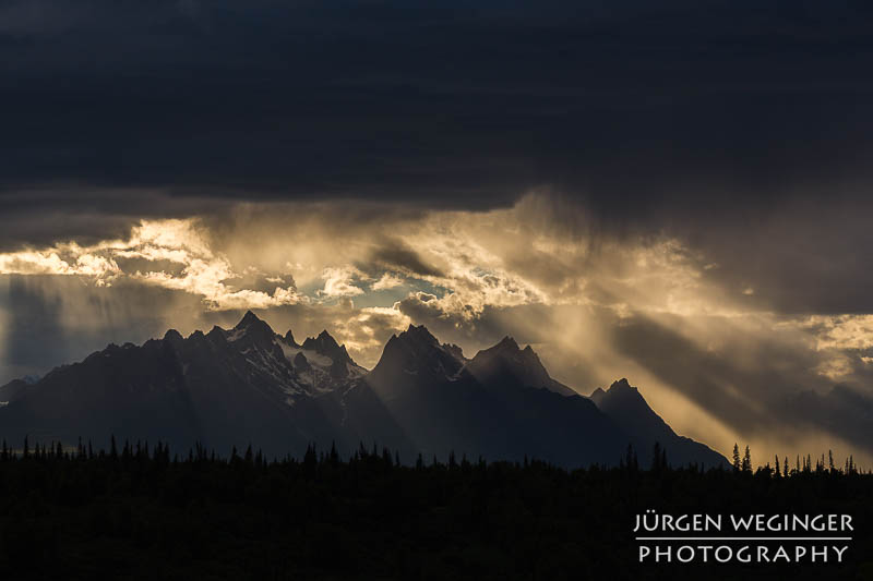 Wolken und Lichtstimmung über der Alaska Range im Denali Nationalpark