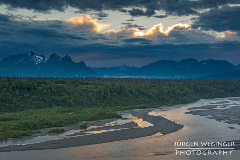 Chulitna River vor der Alaska Range in weiter Wildnis