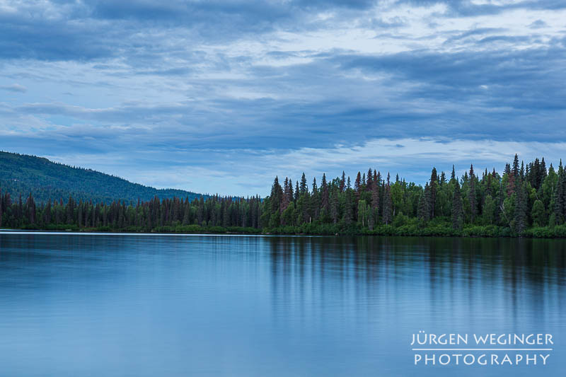 Byers Lake nach Mitternacht mit stiller Uferlandschaft in Alaska