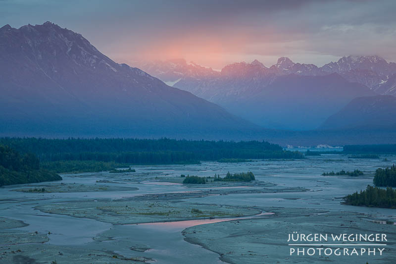 Blick auf die Alaskan Range mit Wasser, Wald und Bergen in Alaska